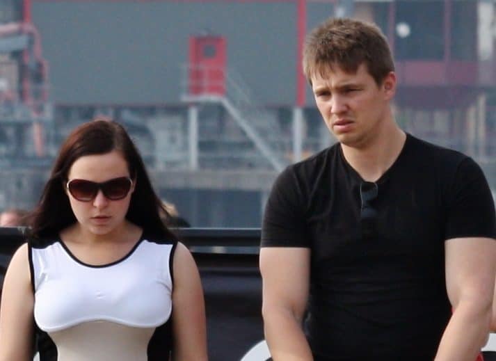 My Wife Doesn't Trust Me - Are You Causing Her to be Distant? 5 Unhappy couple